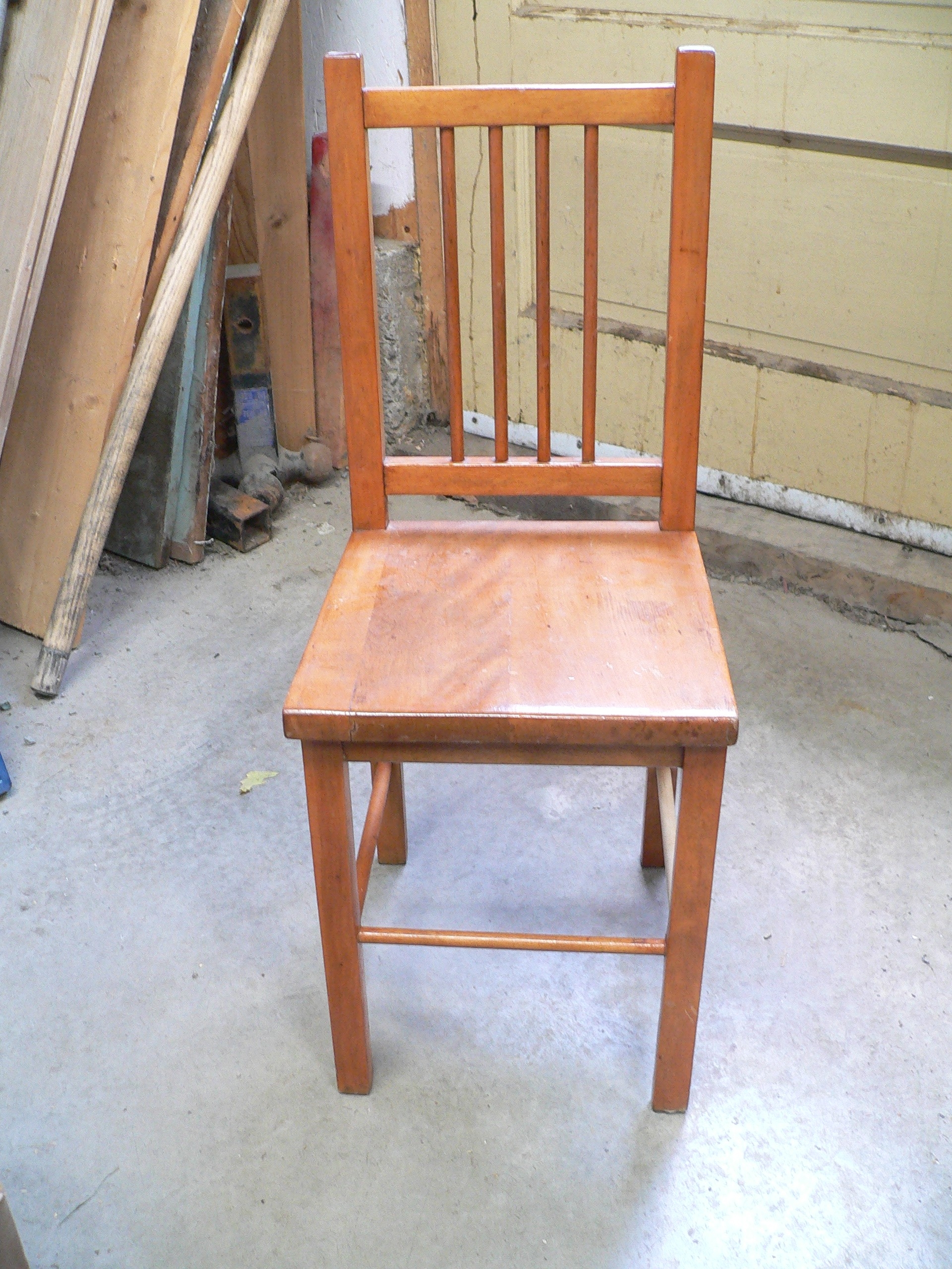 Petite chaise antique # 10243