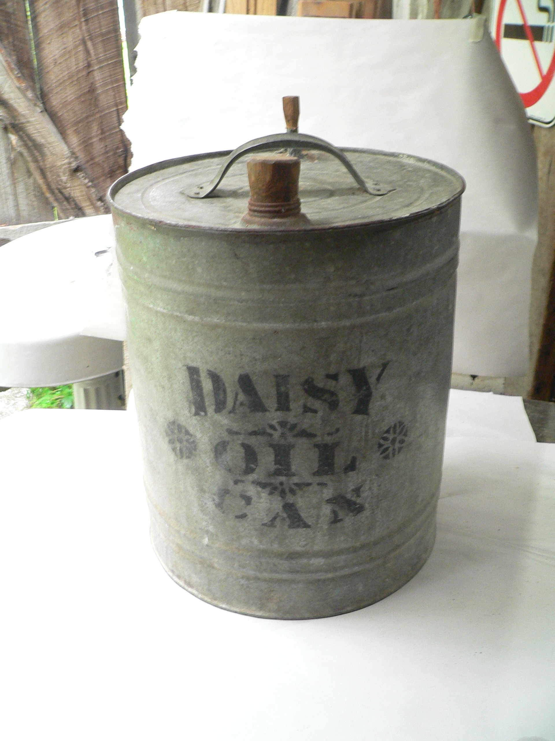 Bidon antique Daisy oil # 11281