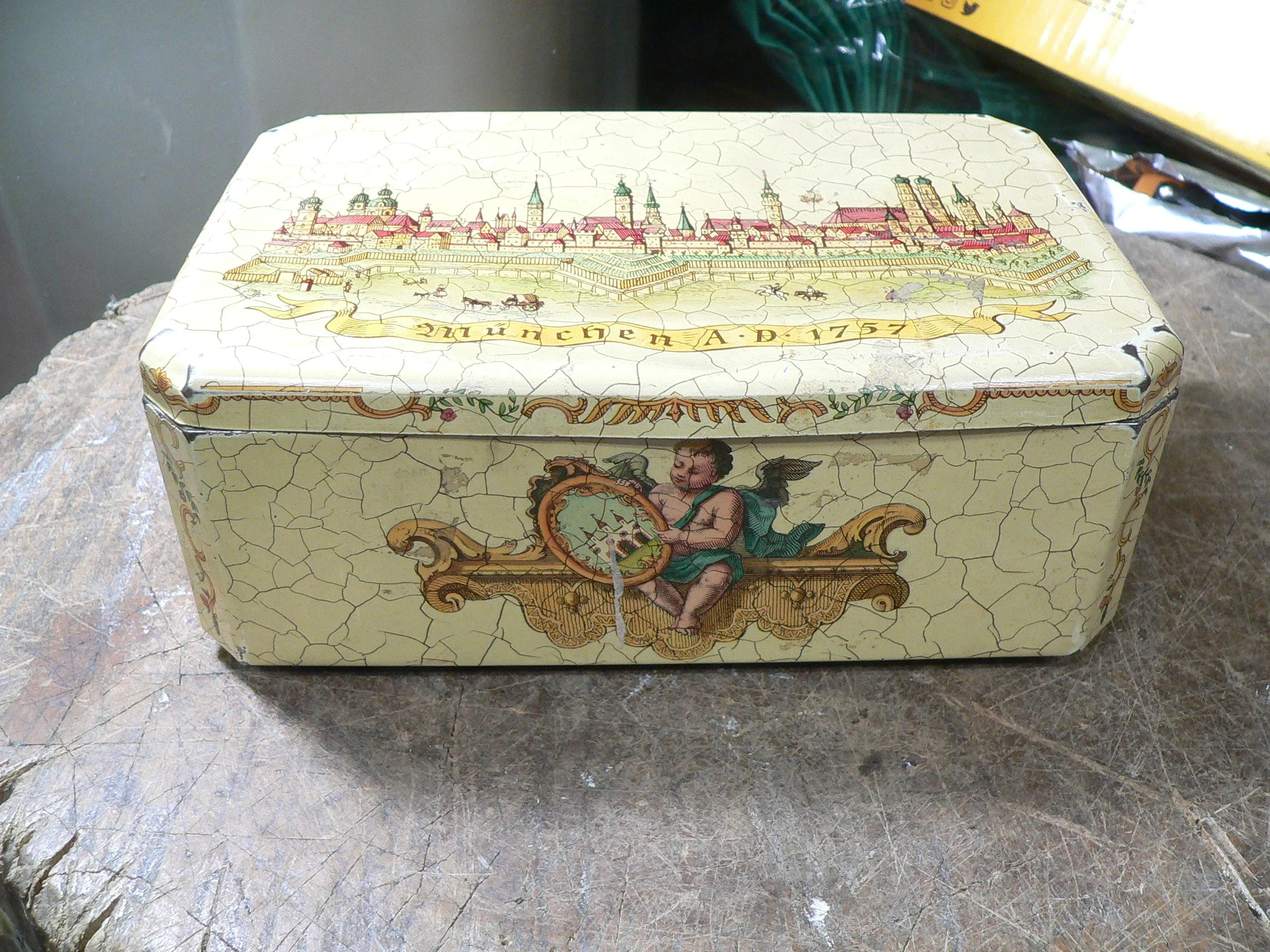 Boite de tole antique # 11699
