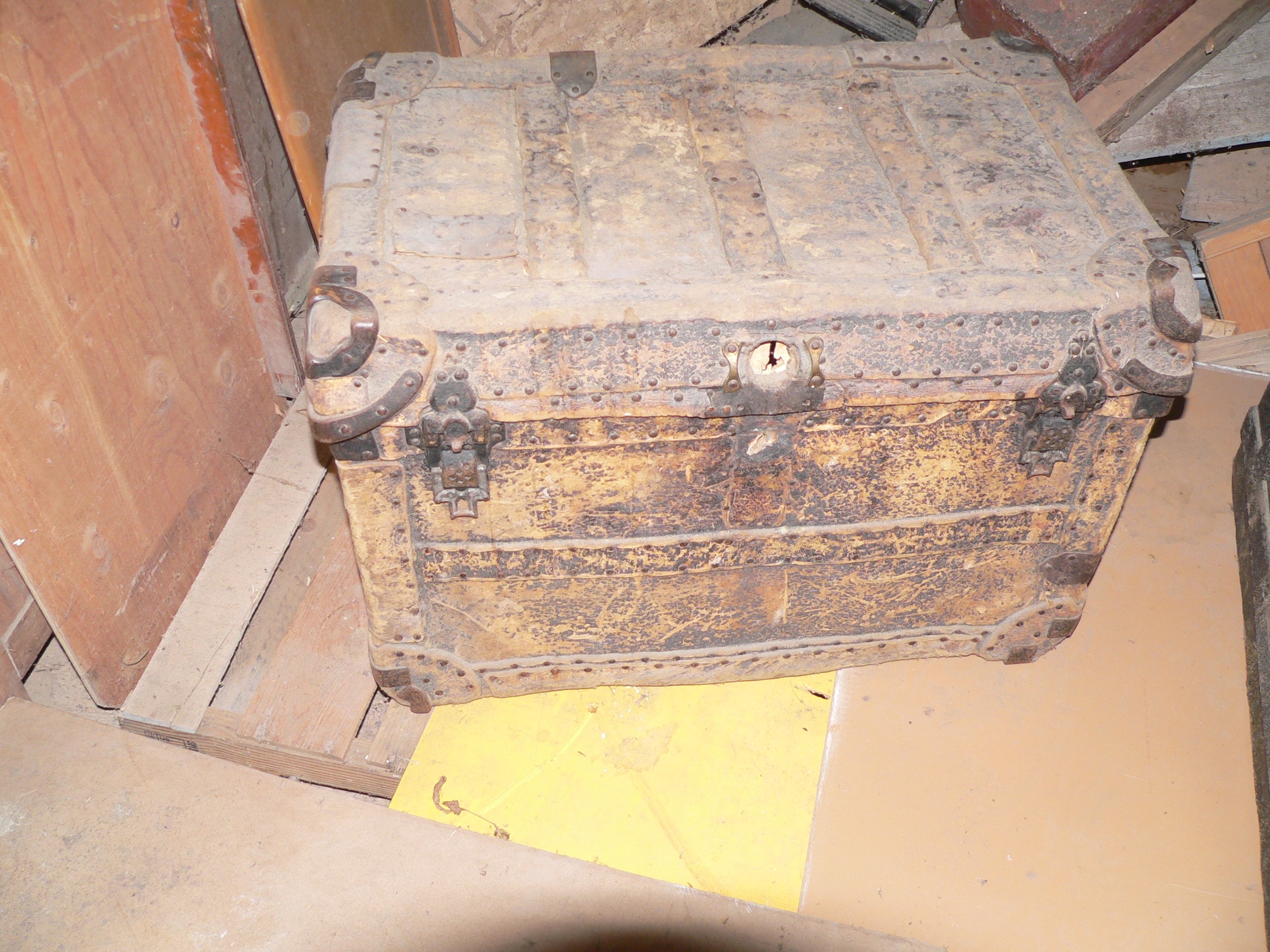 Gros coffre antique # 12601