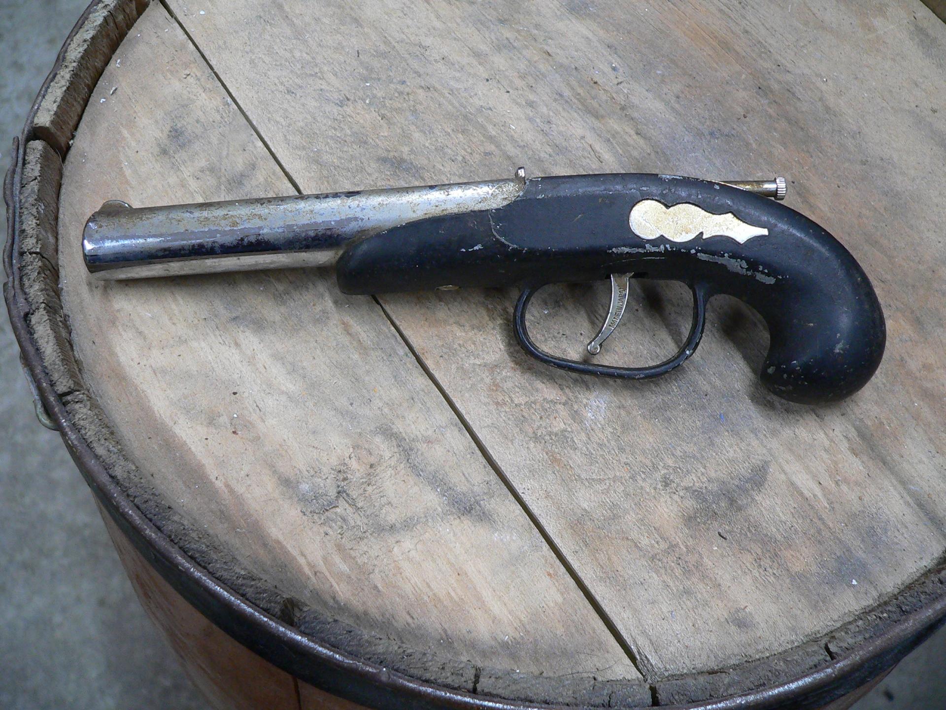 Revolver antique en briquet # 5136.4