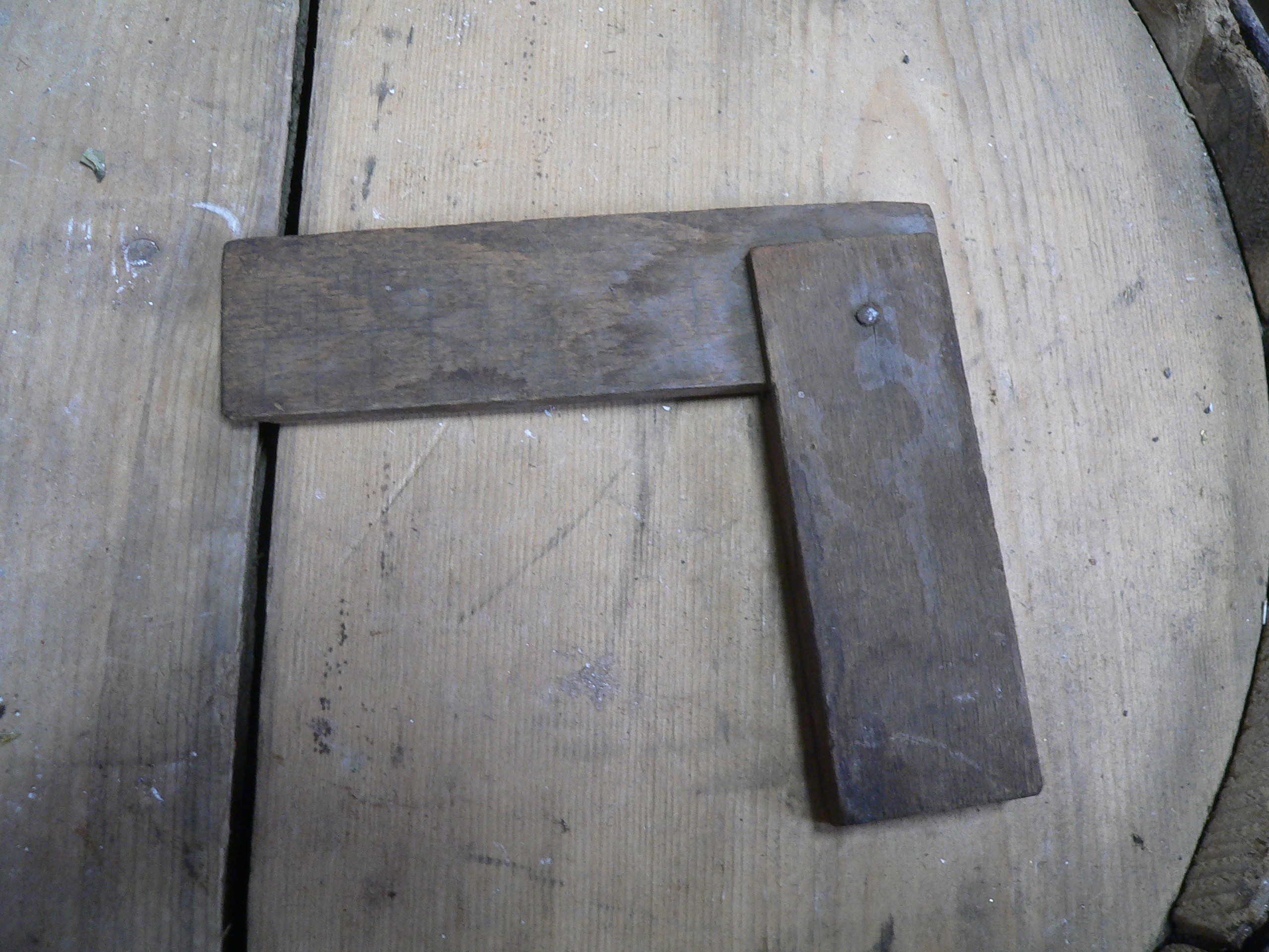 Petite équerre antique en bois # 7283.12